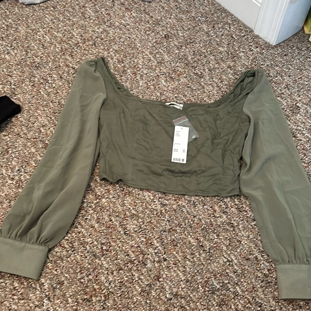 Green Urban Outfits long sleeve cropped top.